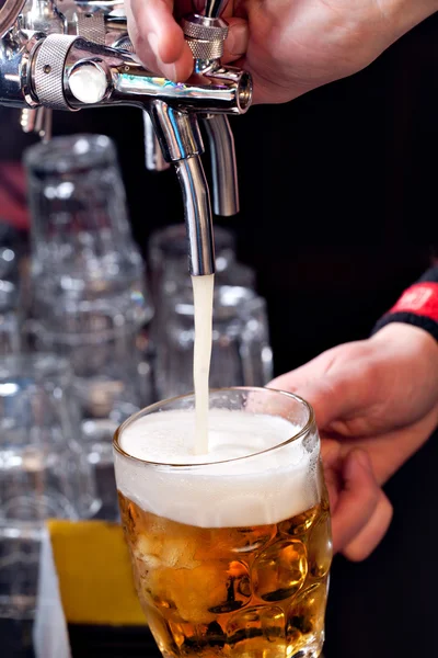 Bier in het glas gieten — Stockfoto