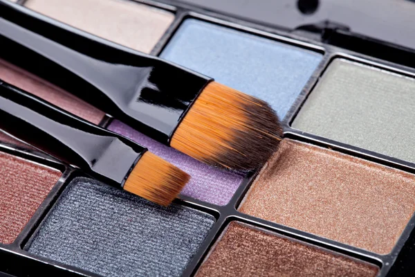 Brush and eye shadow — Stock Photo, Image