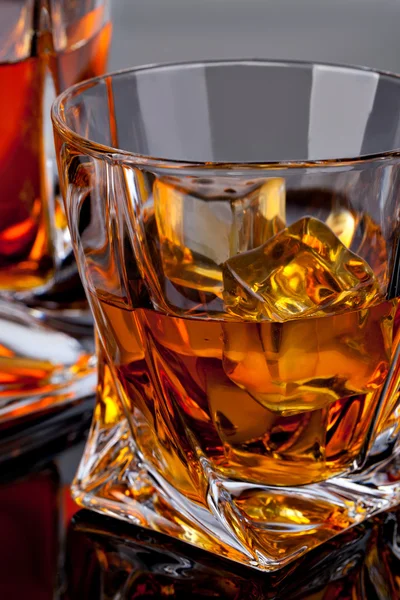 Ett glas whisky med whisky. — Stockfoto