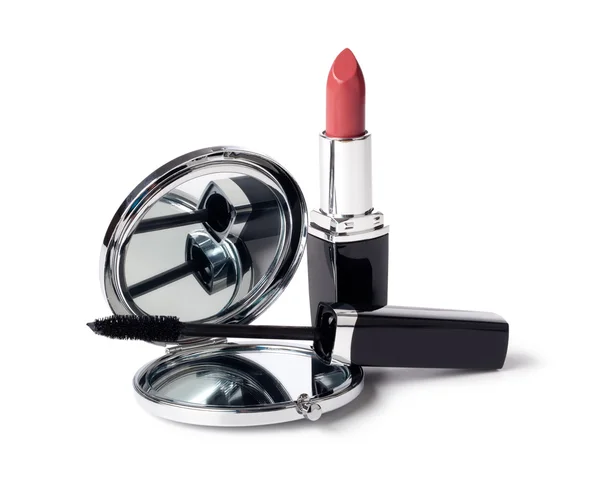 Roter Lippenstift und Spiegel auf weißem Hintergrund — Stockfoto