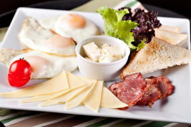 Beyaz bir tabak kızarmış yumurta kahvaltı