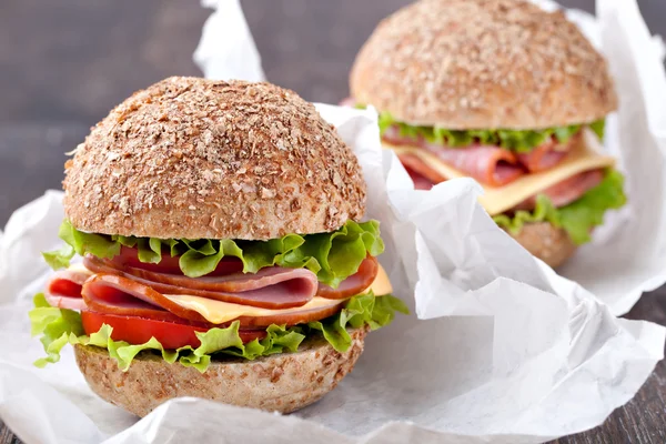 Sandwich mit Speck und Gemüse — Stockfoto