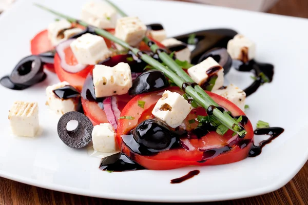 Tomatsallad med fetaost och Oliver — Stockfoto