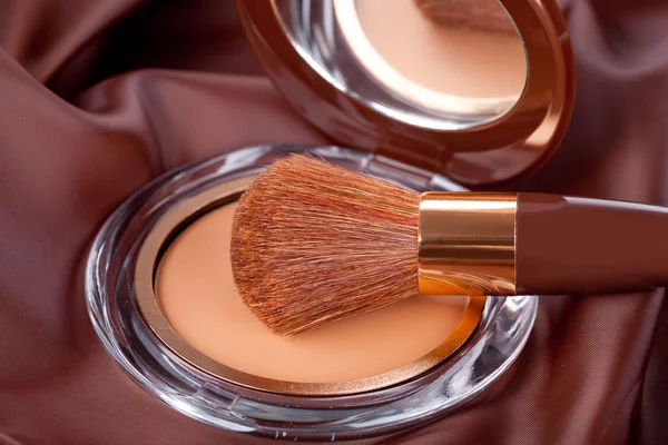 Makeup pulver och borste — Stockfoto