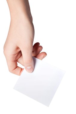 eli boş kağıt etiket tutan kadın