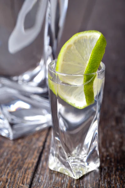 Vodka em um fundo branco — Fotografia de Stock