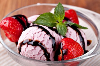 Çilekli dondurma.
