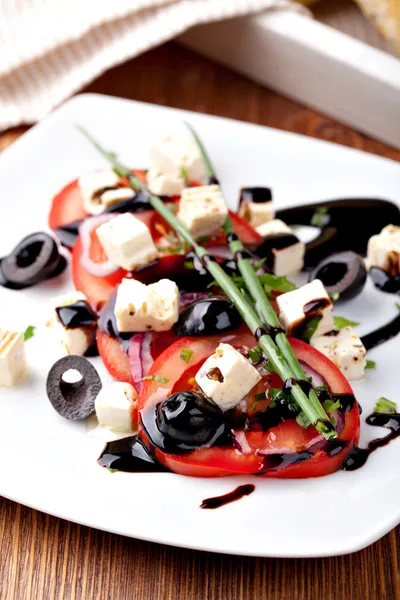 Tomatsallad med fetaost och Oliver — Stockfoto