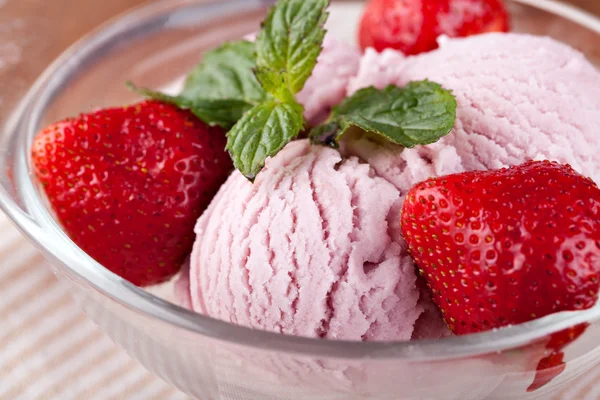 Gelato con fragole — Foto Stock