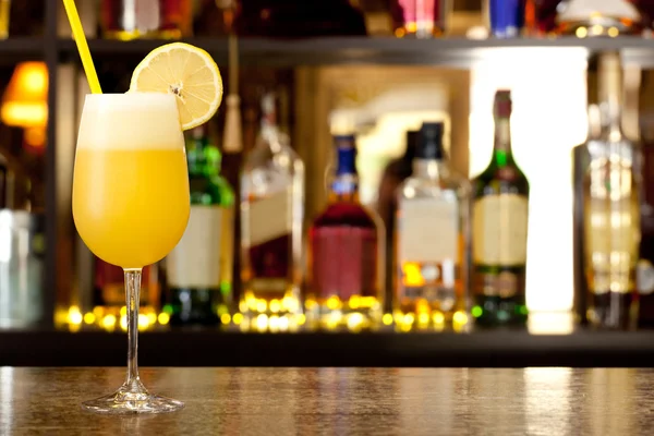 Gul cocktail med en citron — Stockfoto