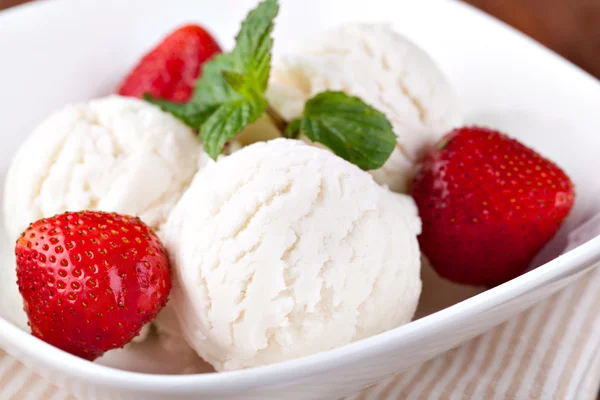 Gelato con fragole — Foto Stock