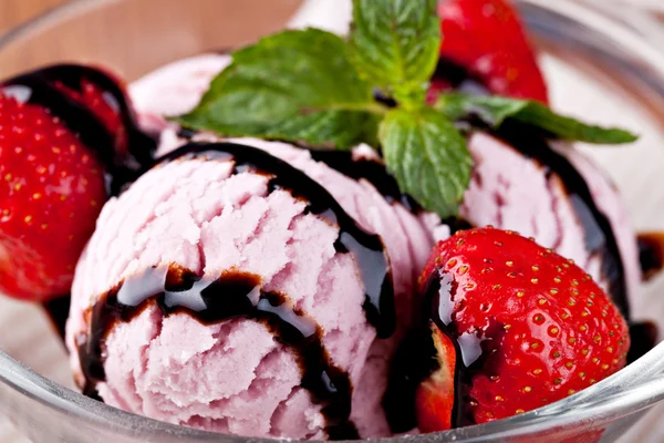 Gelato con fragole — Foto Stock