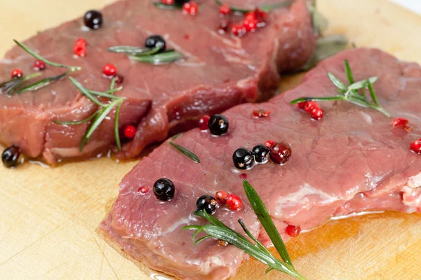 Carne crua sobre tábua de corte — Fotografia de Stock