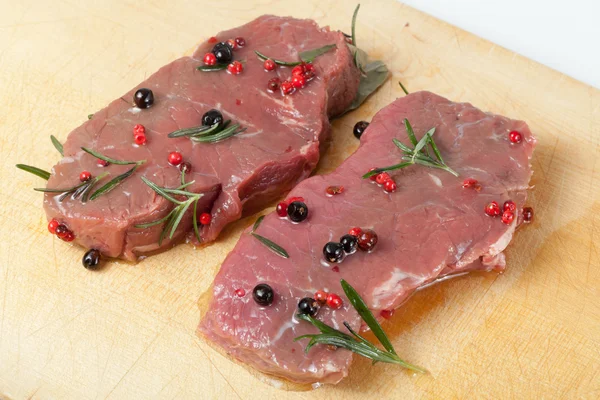 Carne cruda en tabla de cortar —  Fotos de Stock