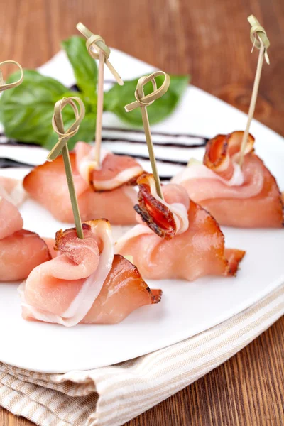 Prosciutto em uma chapa branca — Fotografia de Stock