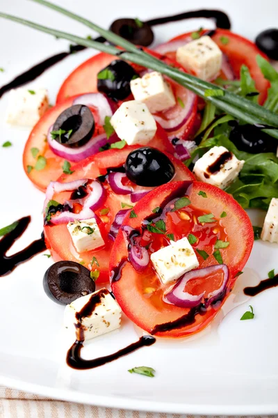 Grekisk grönsakssallad med fetaost — Stockfoto