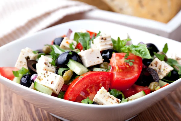 Salada de legumes com queijo feta — Fotografia de Stock