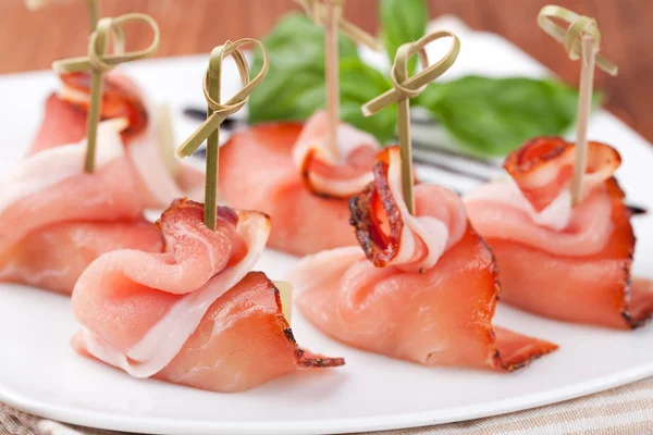 Prosciutto op een witte plaat — Stockfoto