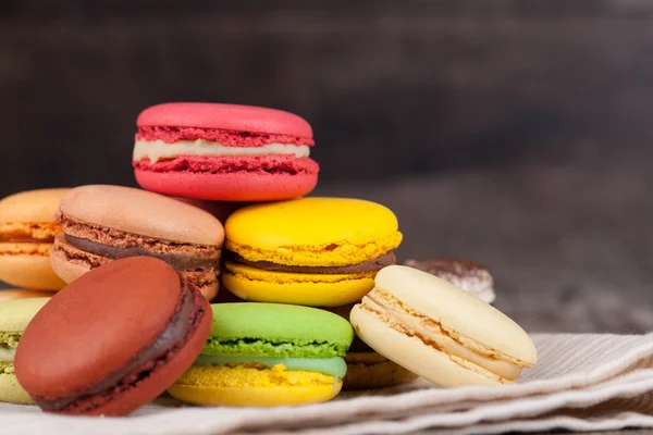 Macarons sur une table en bois — Photo