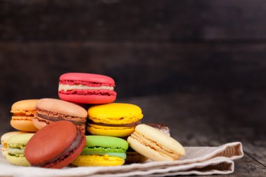 Tahta bir masada makarna.