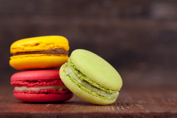 Macarons sur une table en bois — Photo