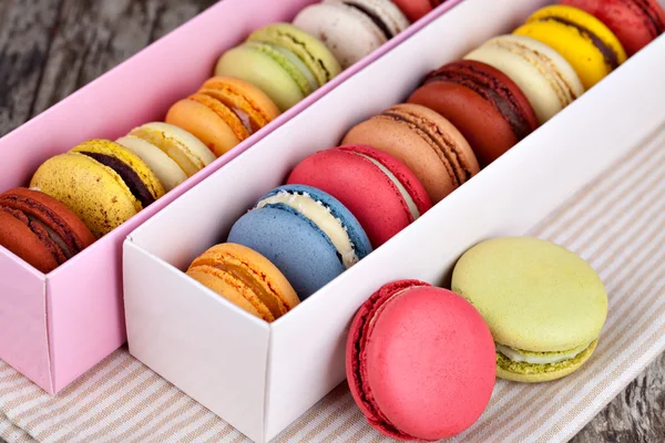 Macarons sur une table en bois — Photo