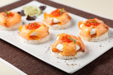 füme somon ve krem peynirli kanepeler