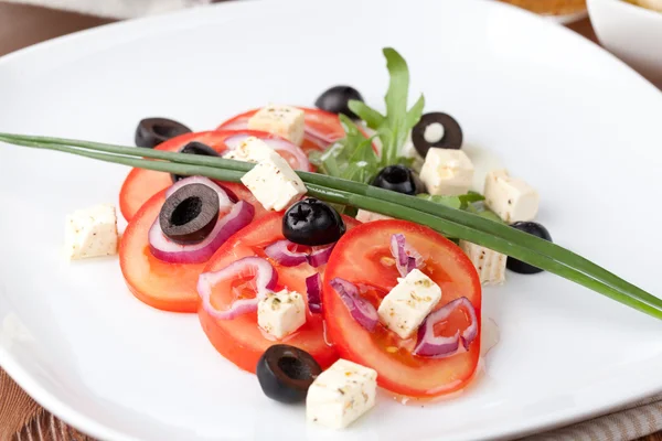 Salada de legumes grega com queijo feta — Fotografia de Stock