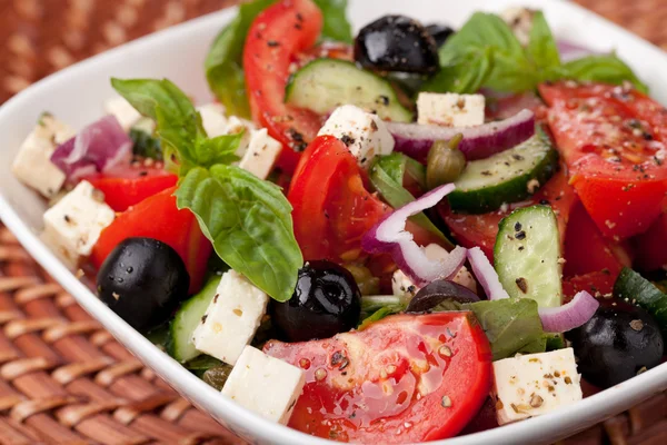 Salada de legumes grega com queijo feta — Fotografia de Stock