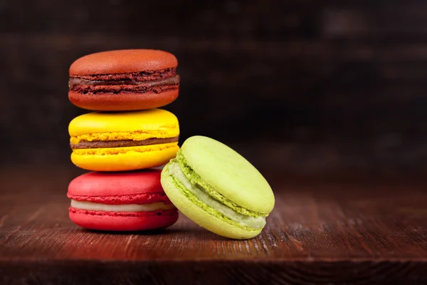 Macarons sur une table en bois — Photo