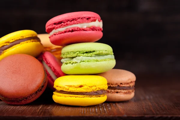 Macaroons em uma mesa de madeira — Fotografia de Stock