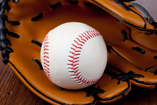 Бейсбольная перчатка — стоковое фото