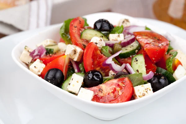 Salada de legumes com queijo feta — Fotografia de Stock