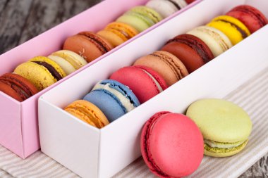 Tahta bir masada makarna.