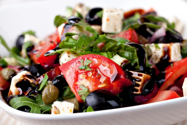 Griechischer Gemüsesalat mit Feta-Käse — Stockfoto