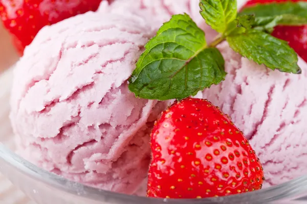 Helado con fresas — Foto de Stock