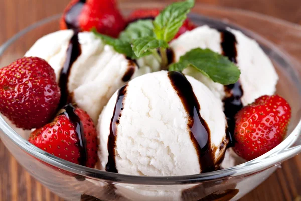 冰淇淋加草莓 — 图库照片