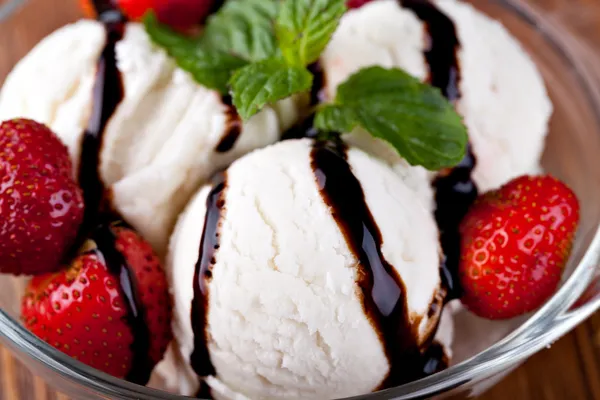 Ice cream with strawberries — Stock Photo, Image