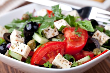 Beyaz peynirli Yunan sebze salatası