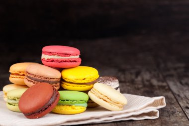 Tahta bir masada makarna.