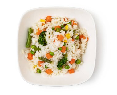 Lezzetli pirinç ve sebzeli kase. beyaz arkaplanda izole