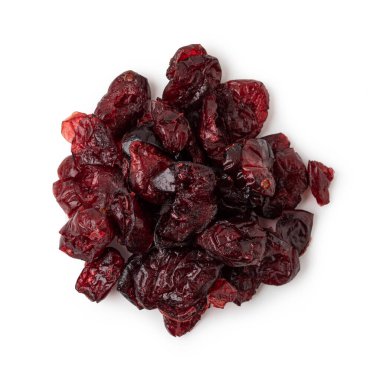 Beyaz arka plan üzerinde izole kurutulmuş cranberries.