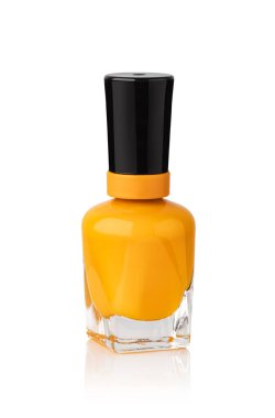 Beyaz arka planda izole tırnak cilası şişeleri