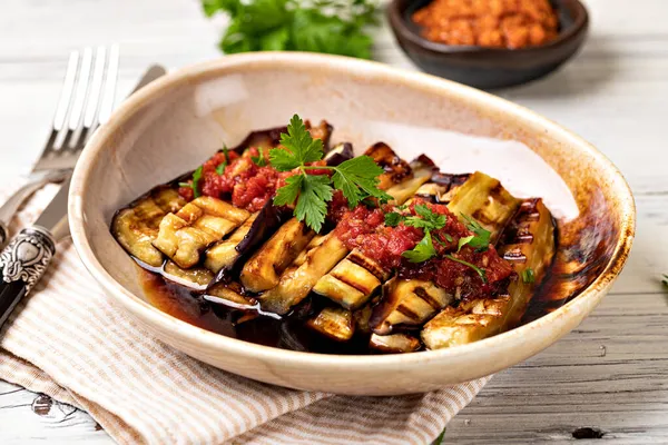 Gebackene Auberginen Mit Tomaten Knoblauch Und Paprika — Stockfoto