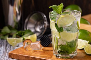 Taze mojito kokteyli, limon, nane ve buz.
