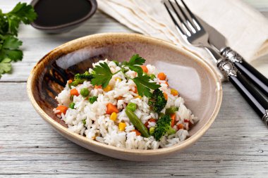 Lezzetli pirinç ve sebzeli kase. Seçici odak.