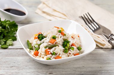 Lezzetli pirinç ve sebzeli kase. Seçici odak.