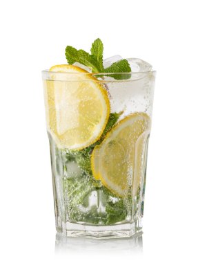 Beyaz arka planda limon, nane ve buzlu taze Mojito kokteyli.