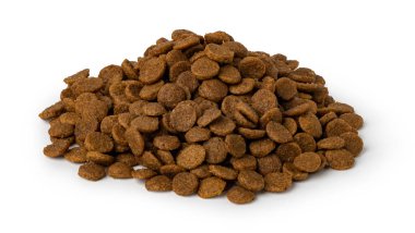 Kuru kedi maması, beyaz arka planda izole edilmiş.