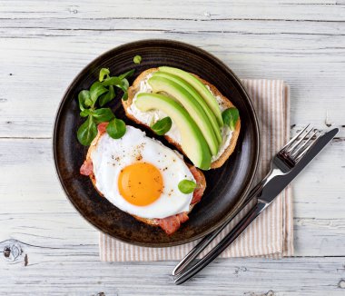 Kızarmış yumurtalı tost, üst manzara.